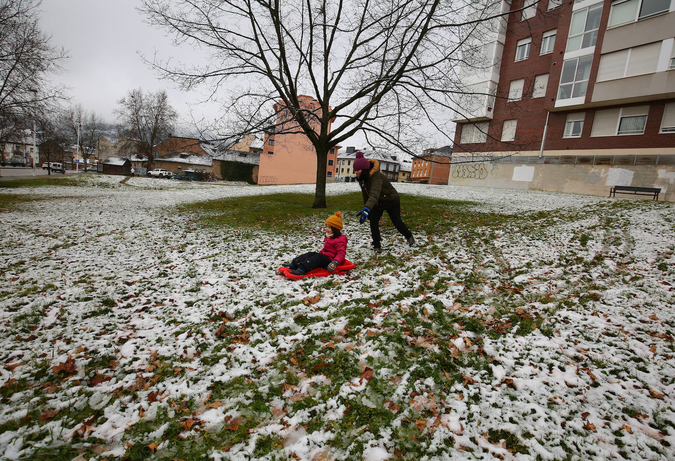 El temporal ha permitido que la capital berciana se tiñera de blanco en la mañana de este sábado